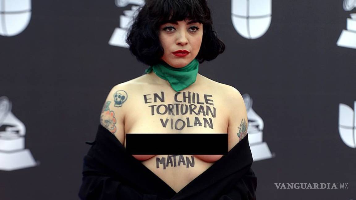 $!Mon Laferte protesta en toples por Chile en la alfombra roja de los Latin Grammys