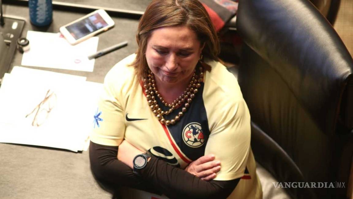 Senadora Xóchitl Gálvez paga apuesta y porta playera del América