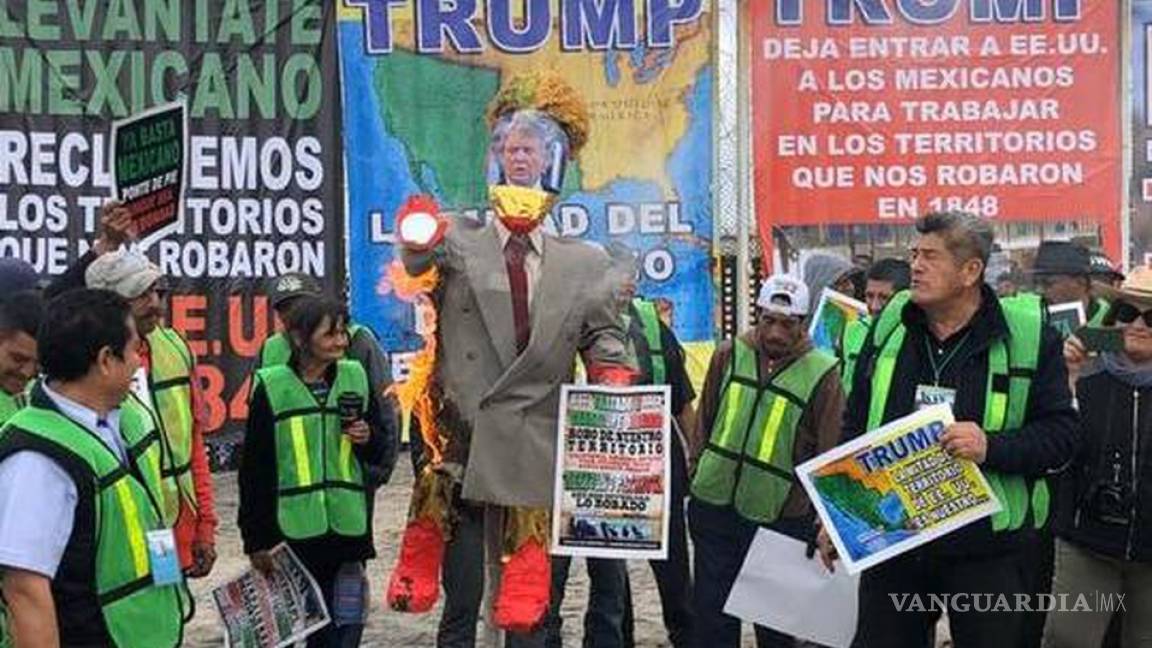 Prenden fuego a figura de Trump frente a muro fronterizo en Tijuana