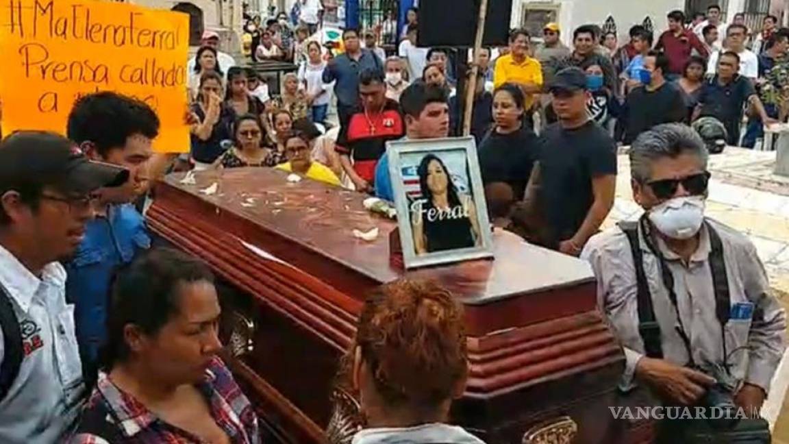 Despiden entre aplausos y exigencia de justicia a periodista asesinada en Veracruz