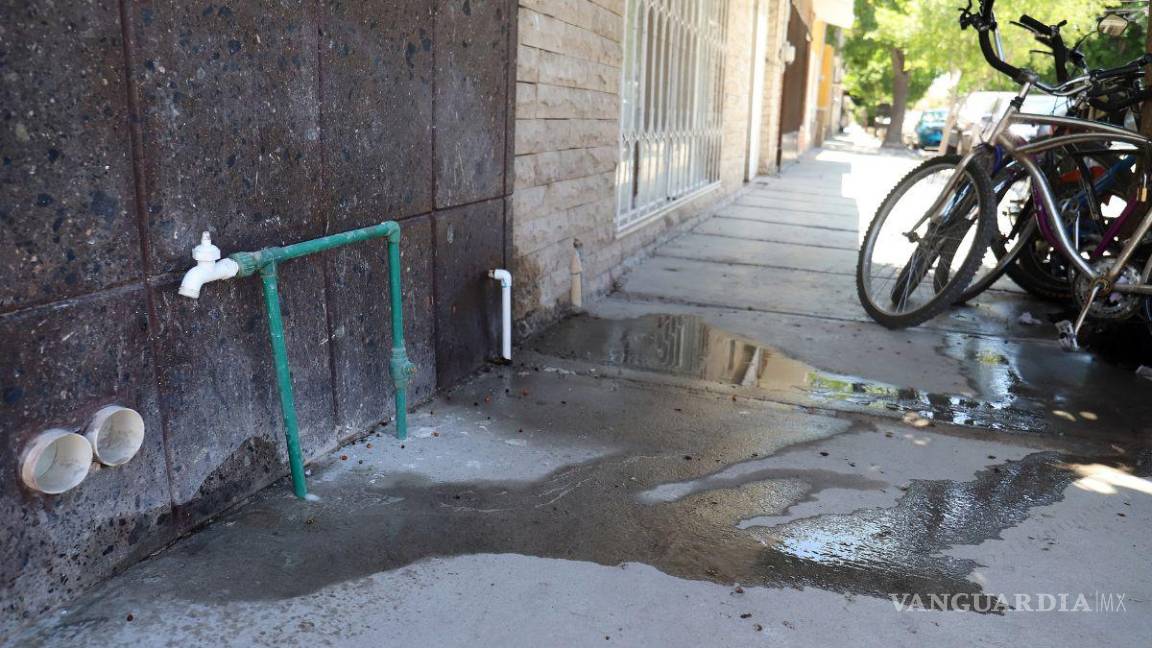 $!Las fugas de agua son comunes en las localidades más pobladas de la entidad.