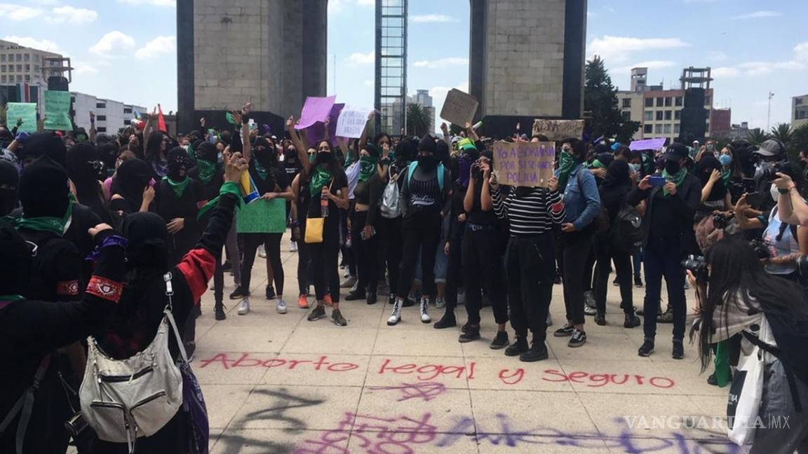 $!Mujeres exigen despenalizar el aborto, marchan al Zócalo de la CDMX