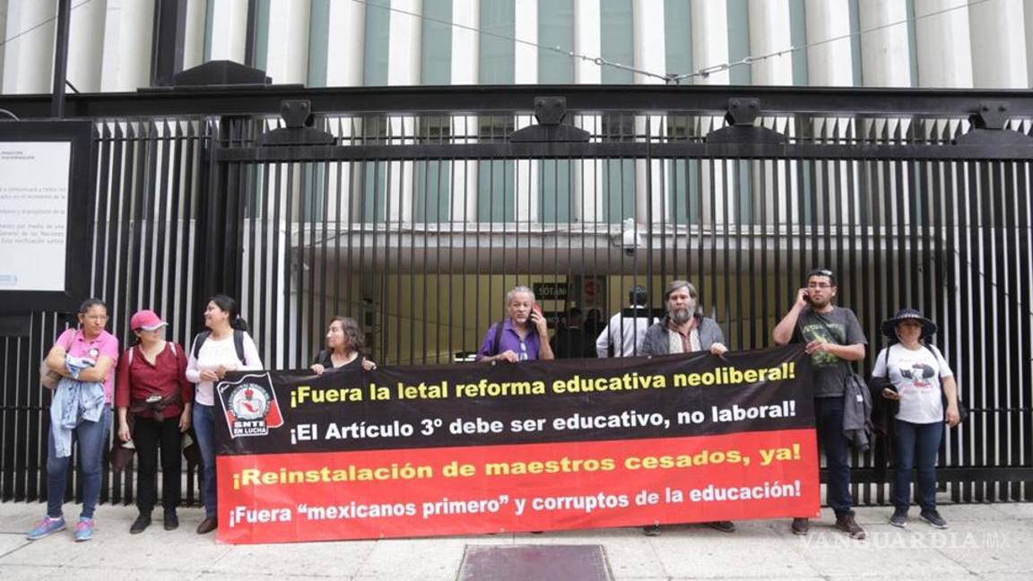 $!AMLO y diputados dicen que no hay conflicto con el magisterio, mientras la CNTE bloquea el Congreso