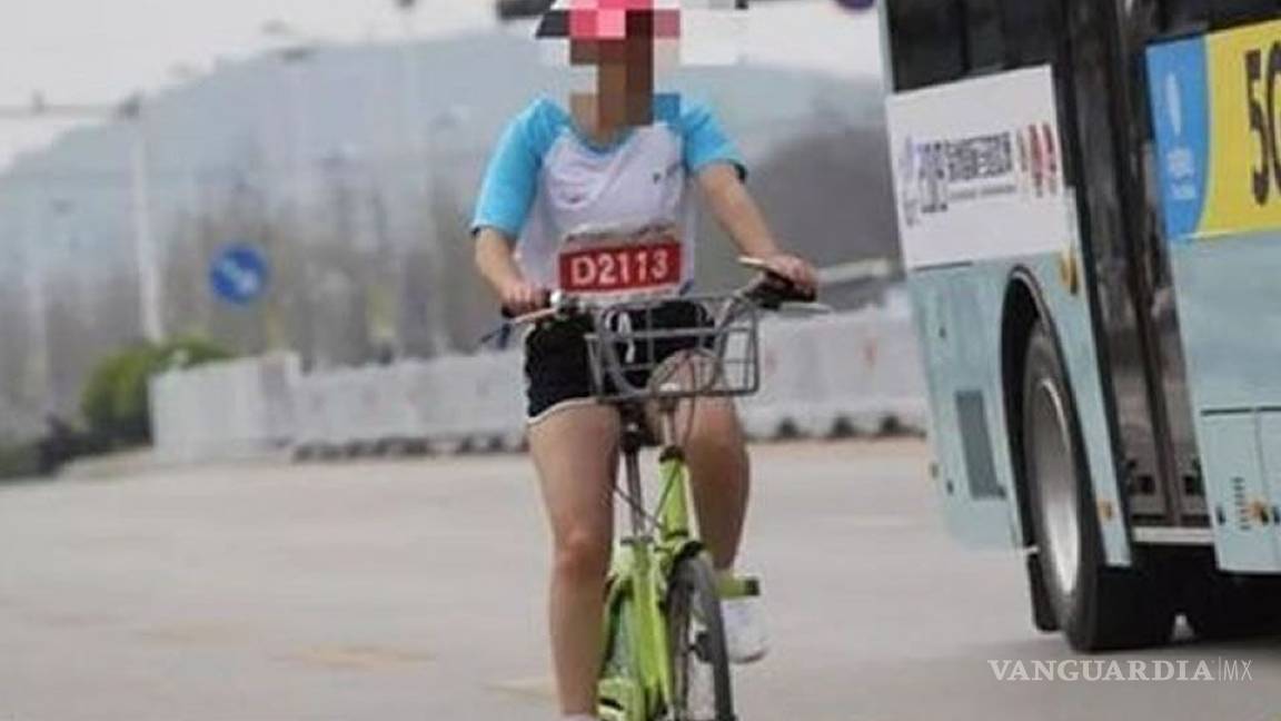 Atleta china hace un Roberto Madrazo y usa bicicleta para completar un maratón