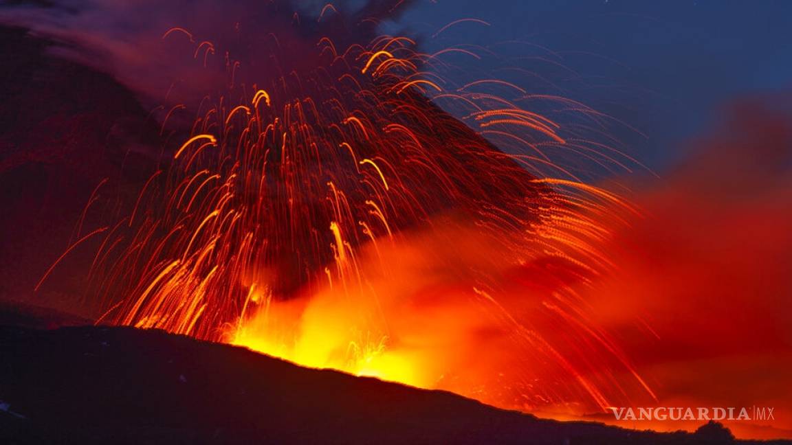 El monte Etna en Italia entra en erupción