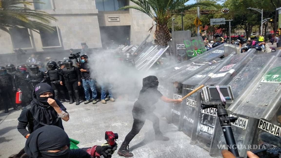 $!Mujeres exigen despenalizar el aborto, marchan al Zócalo de la CDMX