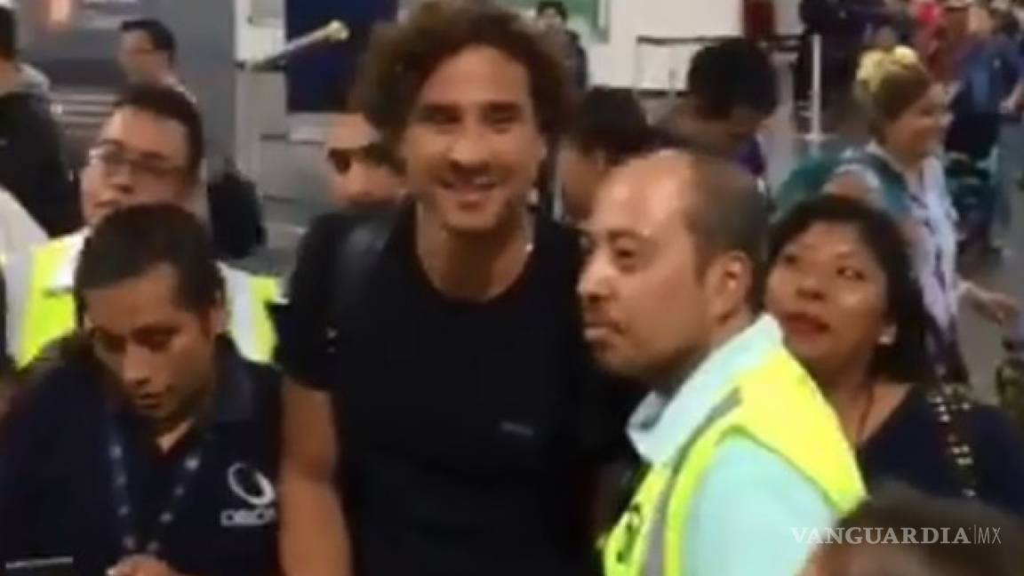 Arman tremenda fiesta en el aeropuerto por la llegada de Guillermo Ochoa