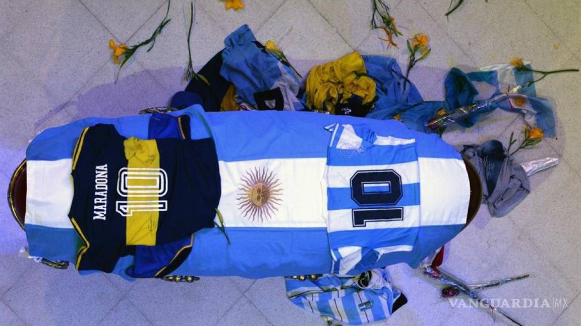 Empleados de funeraria se toman foto con el cadáver de Maradona y difunden el contenido