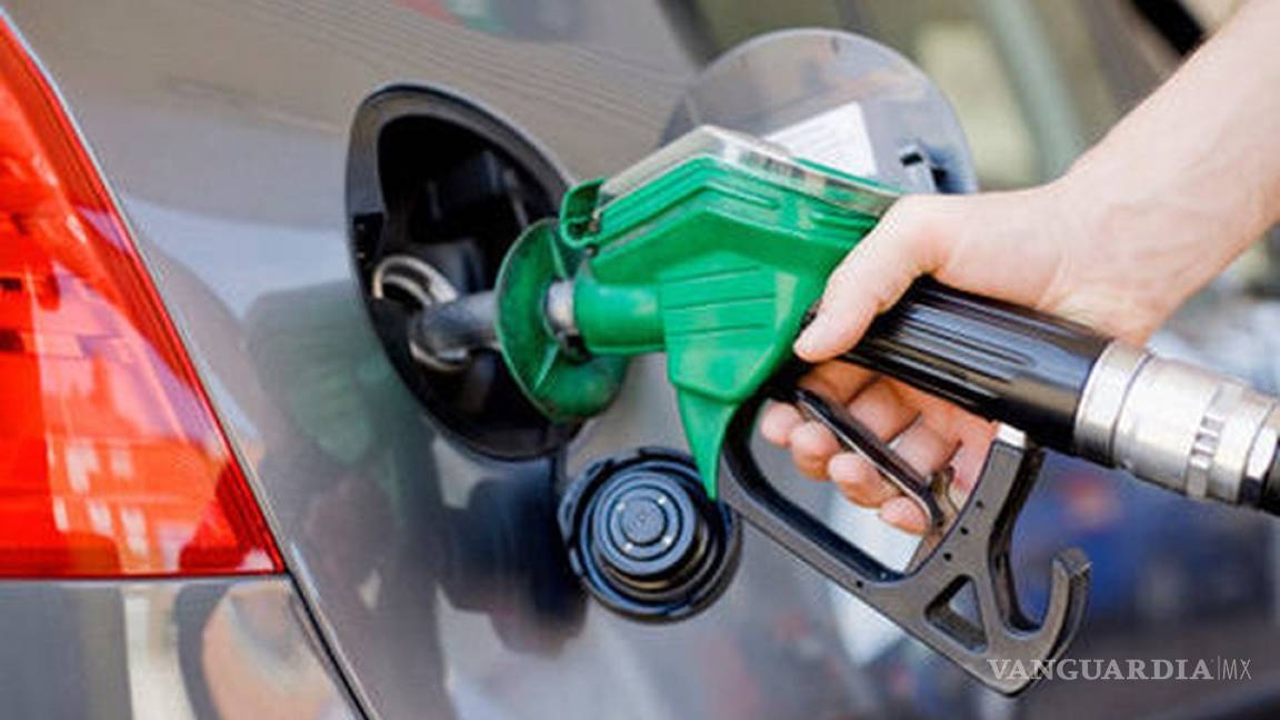 ¿Por qué está bajando el precio de la gasolina en México a 16 pesos en algunos estados?