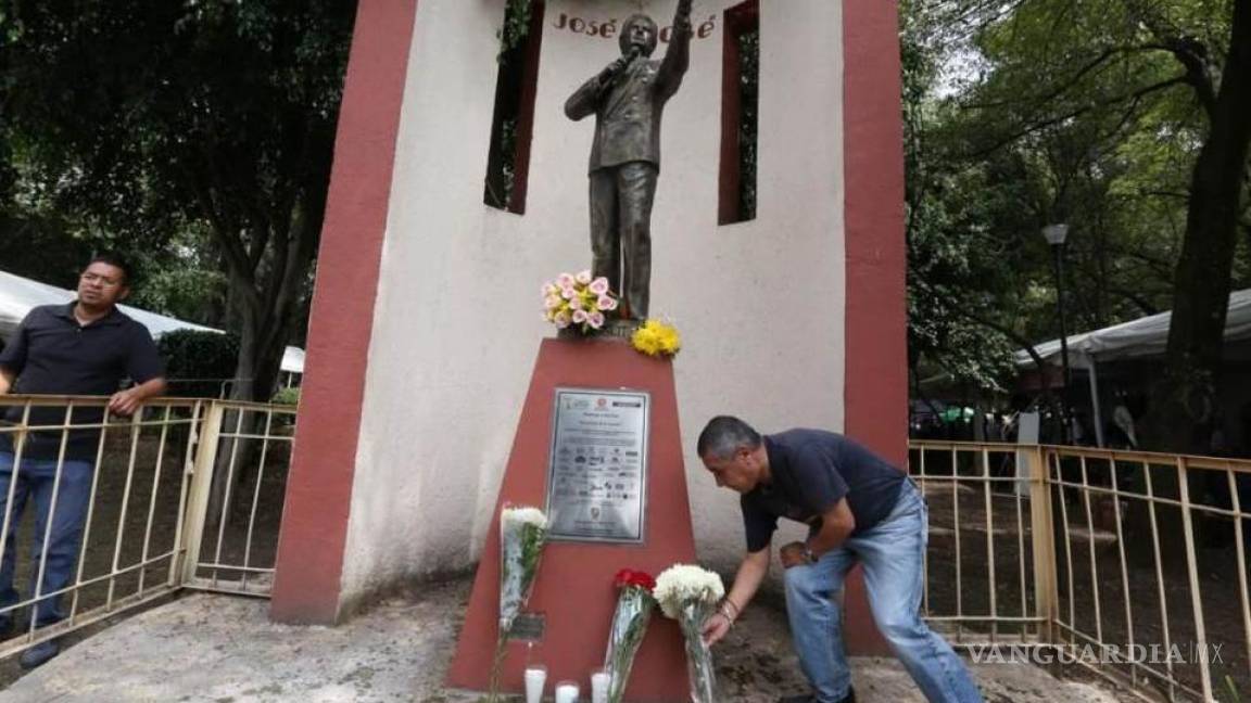 Fans recuerdan a José José frente en estatua de Azcapotzalco