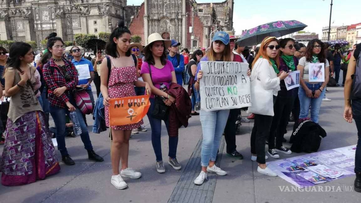 Marchan mujeres en silencio en la CDMX exigiendo justicia por feminicidios