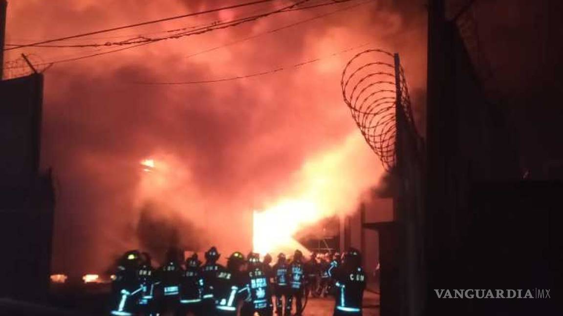 Evacuan a 3 mil personas por incendio de subestación de CFE en Santa Martha Acatitla; hay 10 intoxicados