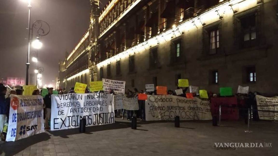 Ex trabajadores del SAT protestan frente a Palacio Nacional