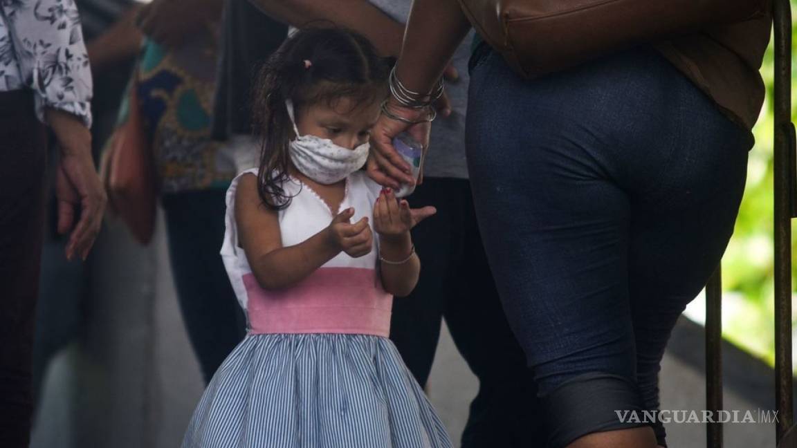 Niños infectados en guarderías llevan el COVID a casa, alerta el CDC