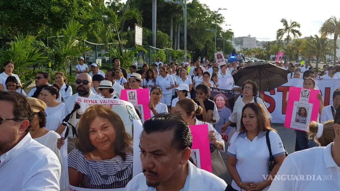 Médicos marchan para exigir justicia por doctora asesinada en Acapulco