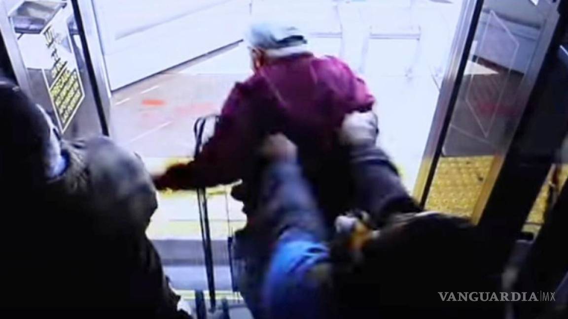 Mujer empujó a anciano de autobús y este murió después (video)