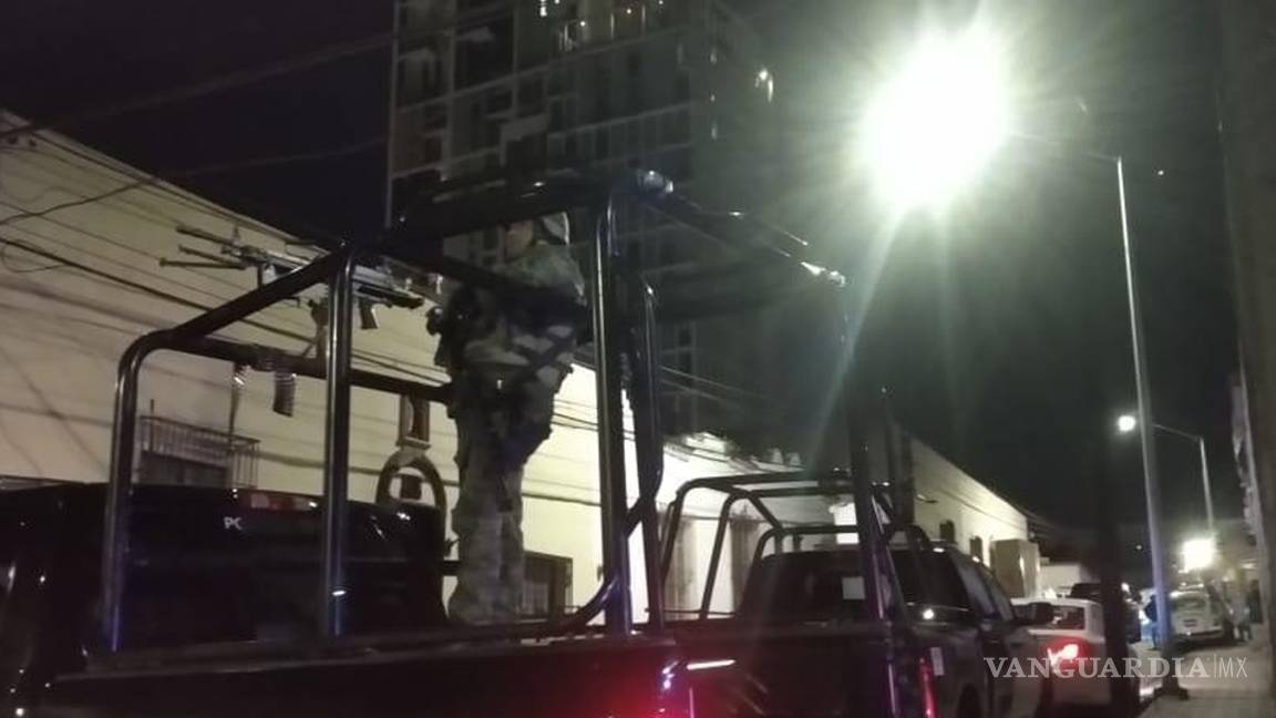 $!Arrojan a joven del piso 14 de un edificio en Monterrey