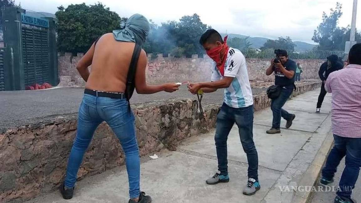 Normalistas lanzan bombas molotov a cuartel en Guerrero