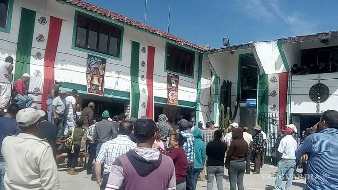 $!Pobladores de Metepec, Hidalgo, linchan a cuatro y queman vivo a un policía