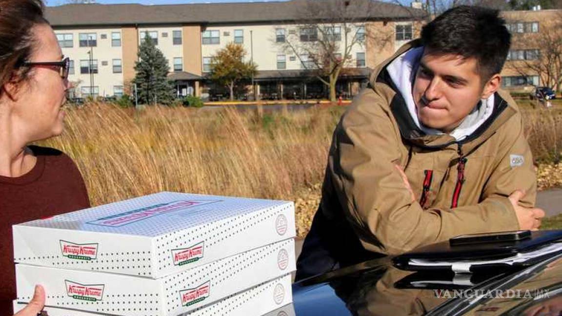 Krispy Kreme pide a joven que deje de revender sus donas... luego se arrepiente y le regala 6 mil