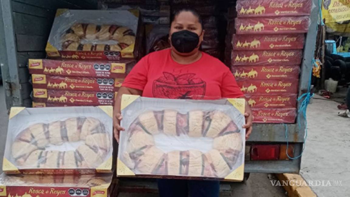 Usuarios llaman #LadyRosca a mujer que compra 99 roscas de Reyes para revender