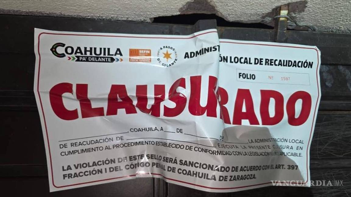 $!Inspectores municipales clausuraron la quinta colocando sellos en las puertas principales como medida preventiva.