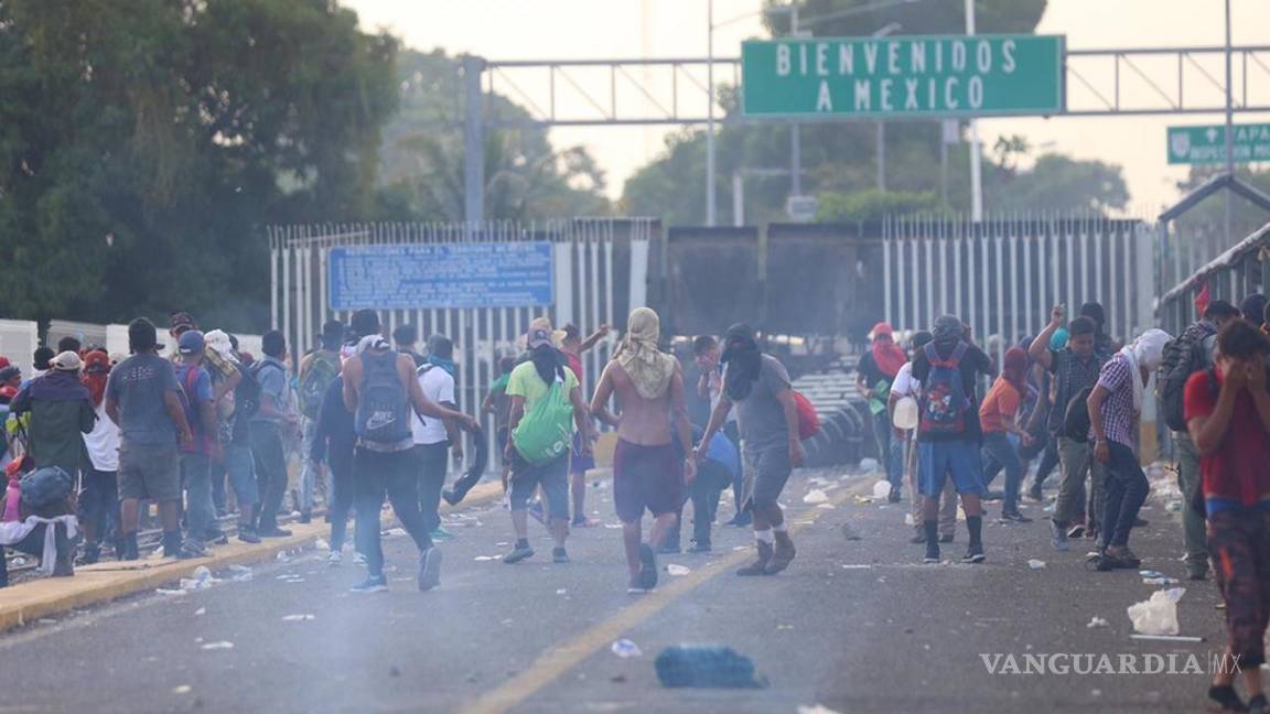 $!Migrantes guatemaltecos intentaron derribar cerco fronterizo con México (video)