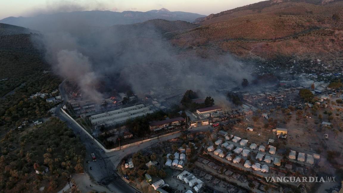 Incendio consume el campo de refugiados de Moria en la isla de Lesbos en Grecia