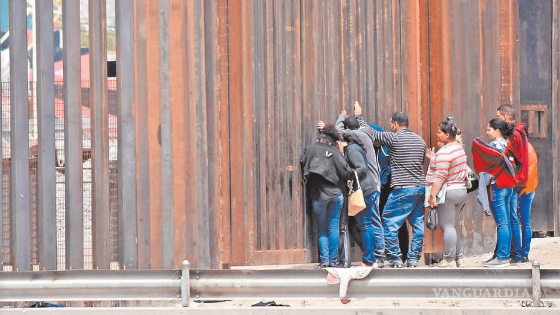 México redujo 43% cruces a EU desde la amenaza de aranceles