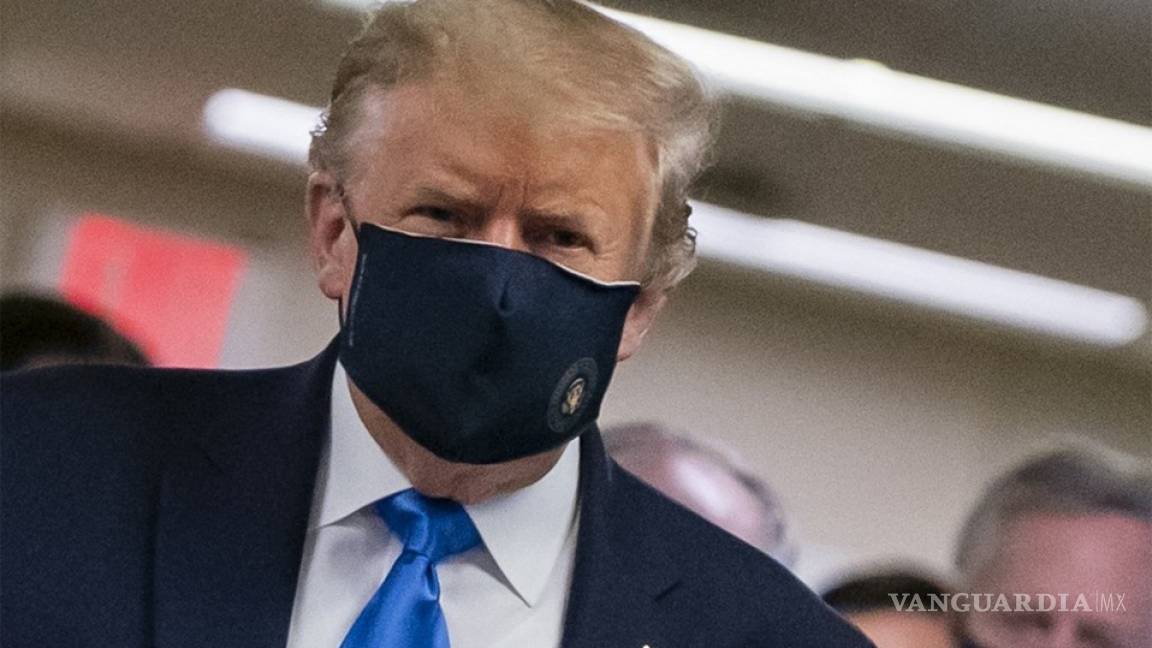Donald Trump visita hospital y aparece por primera vez usando cubrebocas