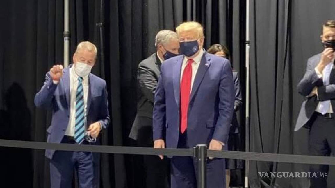 Captan a Donald Trump con cubrebocas, luego de negarse a usarlo