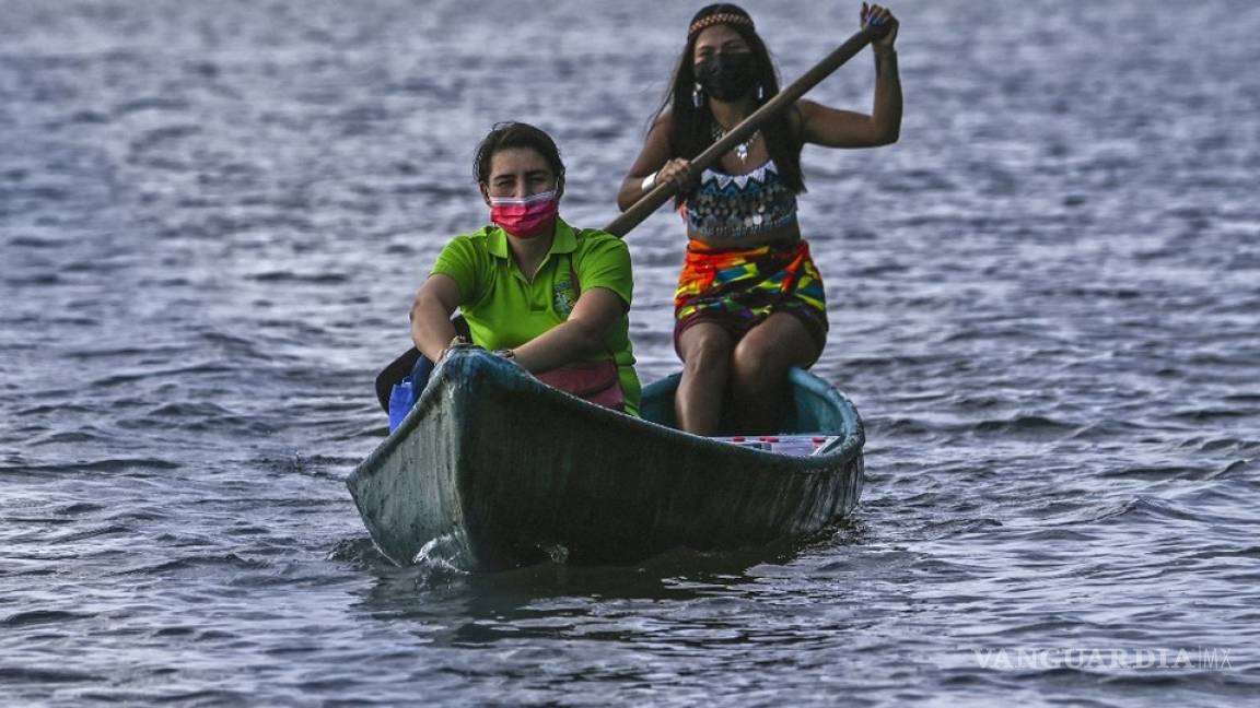 Maestra viaja en canoa para llevar educación a niños indígenas en Panamá