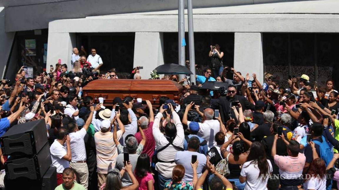 $!Adiós, Celso Piña: Fans acuden a la Basílica de Guadalupe para despedir a "El Rebelde del Acordeón"