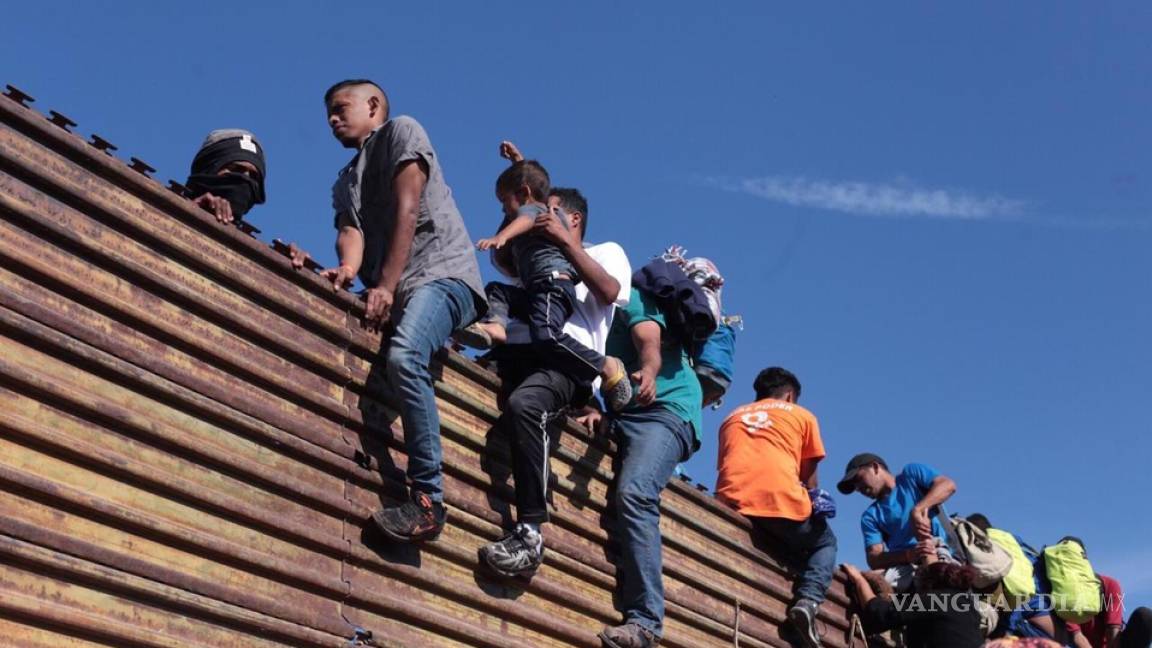 México deporta a 98 migrantes por violencia en frontera en Tijuana