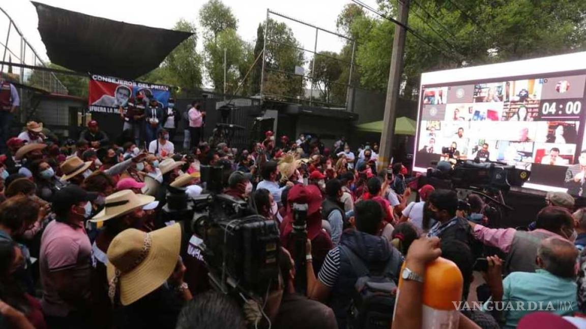 Félix Salgado, Mario Delgado y simpatizantes morenistas siguen sesión del INE desde plantón