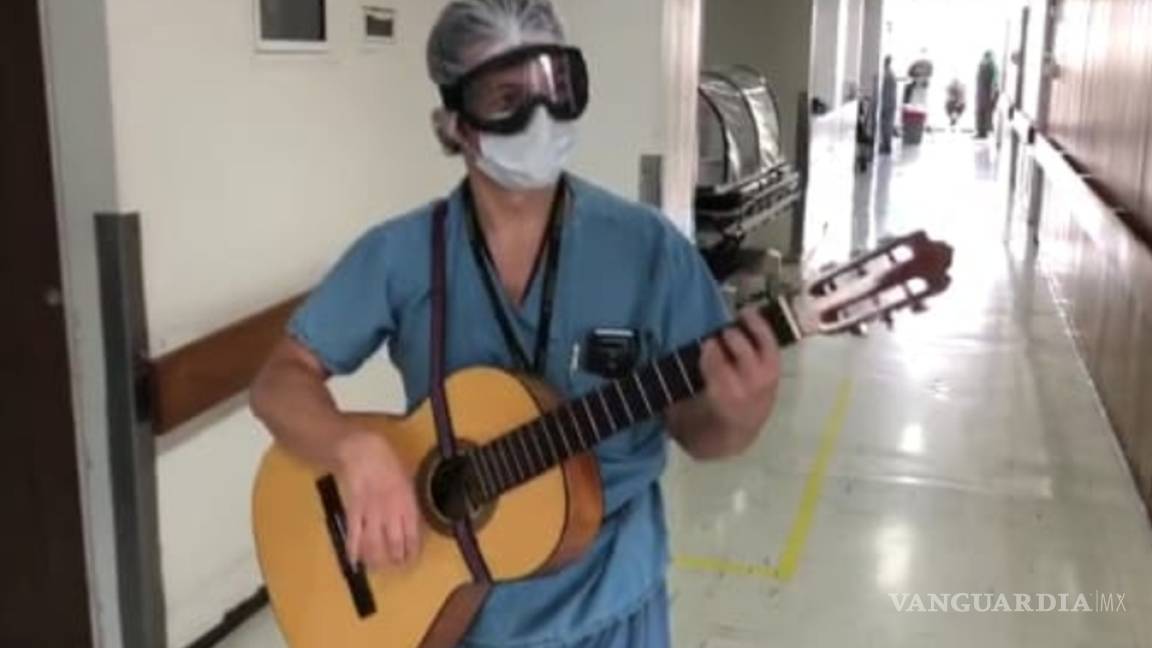 Terapeuta de CDMX lleva música a pacientes del área COVID-19 en Hospital Juárez