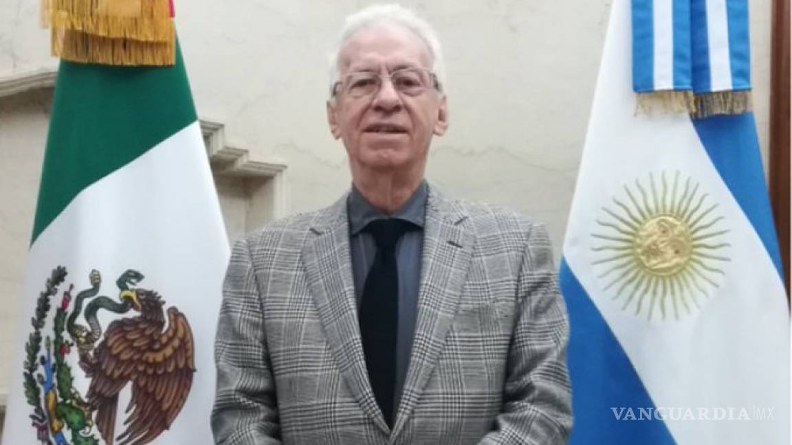 Embajador mexicano acusado por robo de libro vuelve al país