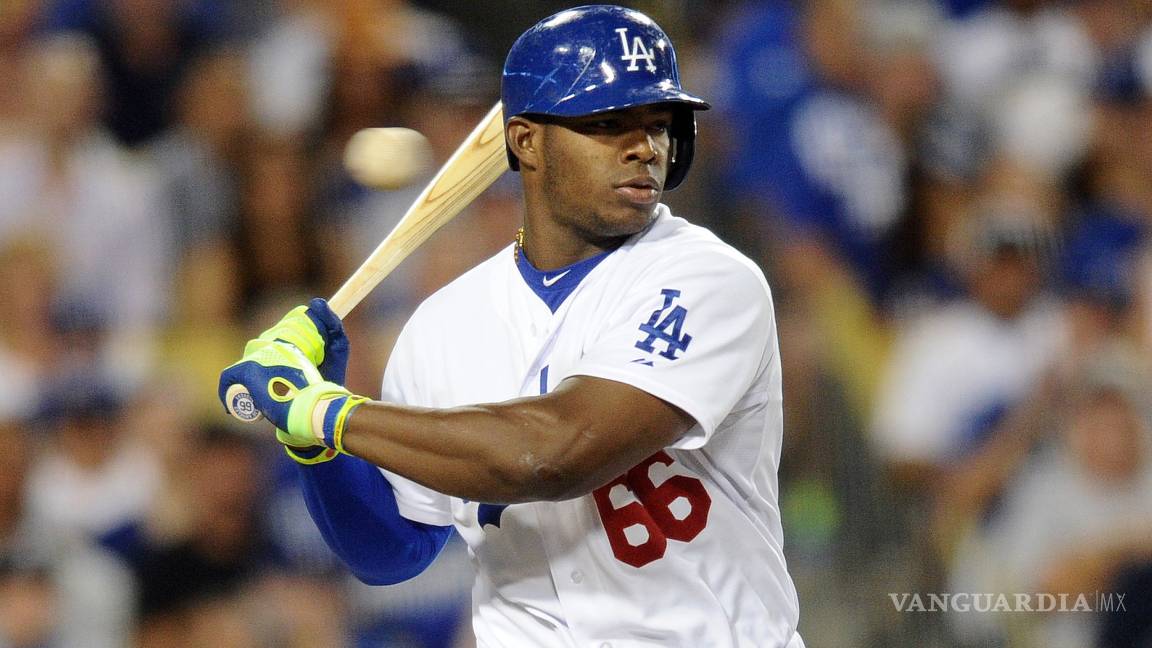 $!Yasiel Puig levanta la mano para jugar con el Tri de beisbol