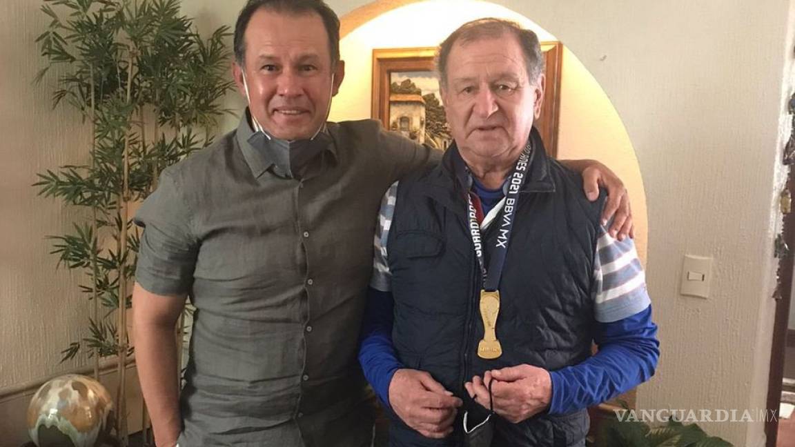 Reynoso regala medalla de campeón a Enrique Meza