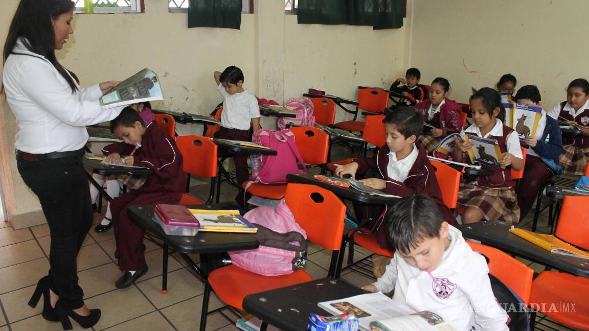 Maestros mexicanos ganan la mitad de lo que pagan en EU o Canadá... y trabajan el doble