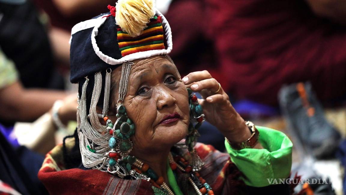 $!Una mujer tibetana con un vestido tradicional asiste a una ceremonia de oración por la larga vida del líder espiritual del budismo tibetano, el Dalai Lama.