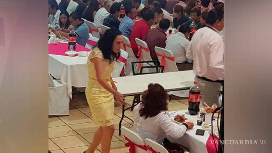 Acusan que candidata en estado de ebriedad se promueve en evento oficial en Puebla