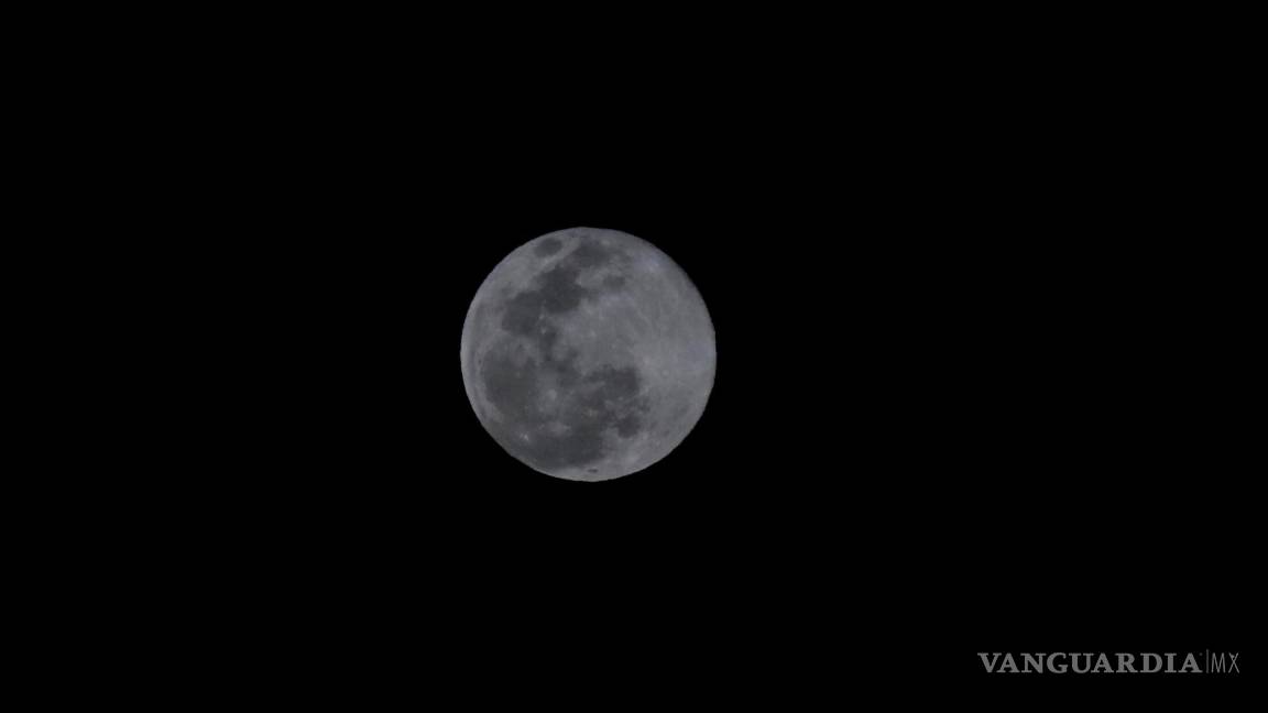 $!La luna se pudo apreciar un poco más pequeña que cuando es completamente llena.