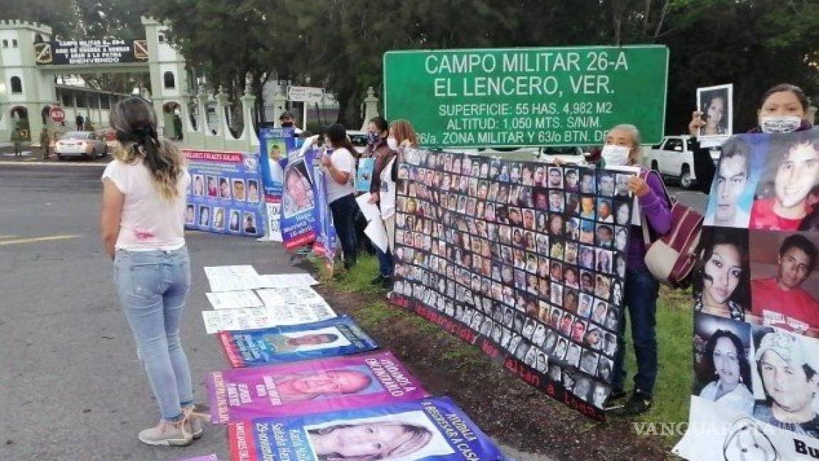 Reciben con protestas a AMLO en Xalapa, familiares de desaparecidos y médicos