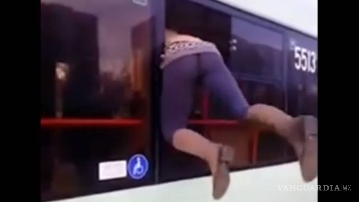 Escapa por ventana de autobús; quería evadir el pago (VIDEO)