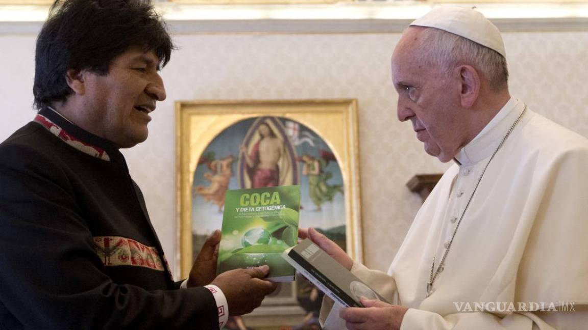 Regala Evo Morales al papa tres libros sobre la coca y le recomienda tomarla