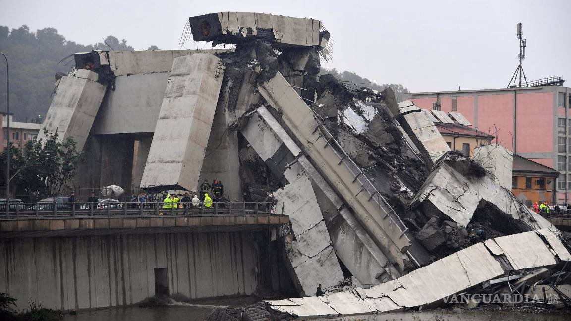 $!Se desploma un puente en Génova y varios vehículos caen al vacío (Fotogalería)