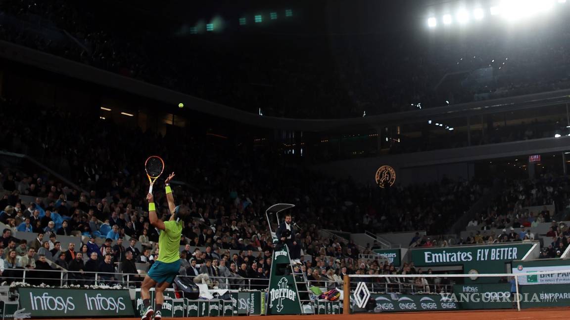 $!Rafael Nadal de España juega contra Novak Djokovic de Serbia en su partido de cuartos de final masculino durante el torneo de tenis del Abierto de Francia.