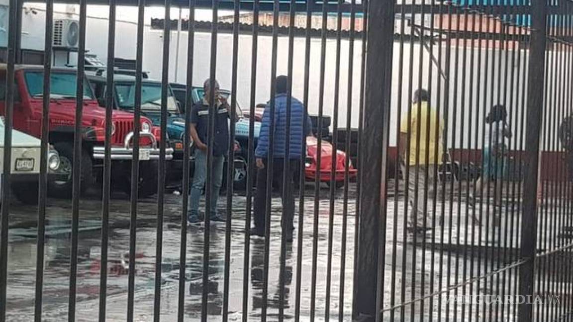 Comando armado se roba 12 vehículos Jeep de lote de autos en Zapopan, Jalisco