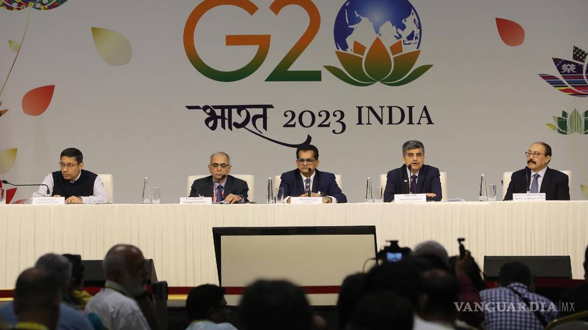 $!El sherpa del G20 de la India, Amitabh Kant (c) en una conferencia de prensa en el centro internacional de medios del G20 en Nueva Delhi, India.